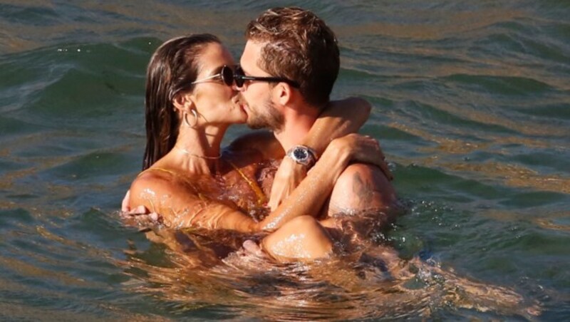 Auch im Wasser knutschen Izabel Goulart und Kevin Trapp, was das Zeug hält. (Bild: www.PPS.at)