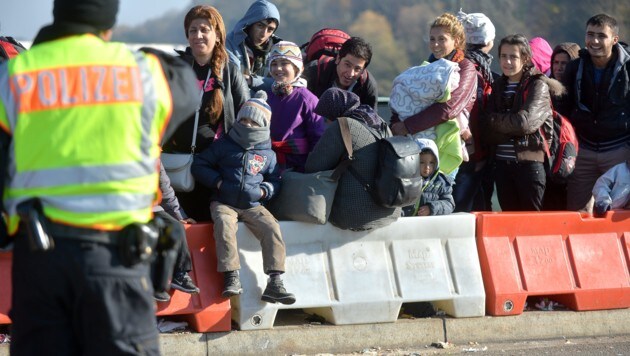 Migranten am österreichisch-deutschen Grenzübergang auf der Innbrücke bei Braunau (Bild: APA/BARBARA GINDL)