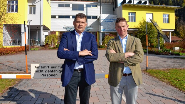 Mario Angerer (links neben Nationalratsabgeordneten und ÖVP-Kollegen Andreas Kühberger) kämpft seit Jahren um das Spital. (Bild: Heinz Weeber)