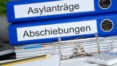 Das oftmals lange Warten auf eine Entscheidung belastet Flüchtlinge zusätzlich (Symbolbild). (Bild: stock.adobe.com)