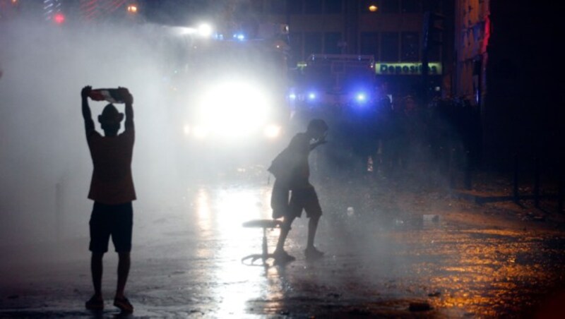 Demonstranten fordern die Polizei heraus. (Bild: AP)