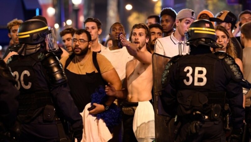 Die Exekutive versucht, die Demonstranten auseinanderzutreiben. (Bild: AFP )