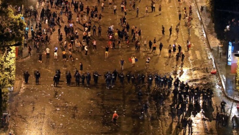 Dieses vom Arc de Triomphe aufgenommene Bild zeigt das Ausmaß des Chaos auf der Prachtmeile. (Bild: AFP )