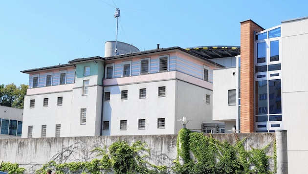 The Romanian, who is suspected of repeatedly stealing jewelry, coins and a valuable sugar bowl from a family, is currently being held at the Klagenfurt police detention center. (Bild: Evelyn Hronek)