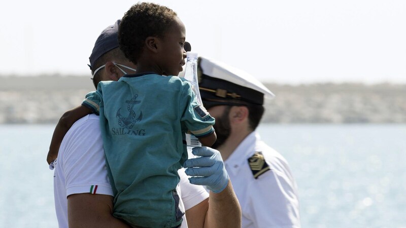 A rescued child on the Italian coast (archive image) (Bild: ANSA)