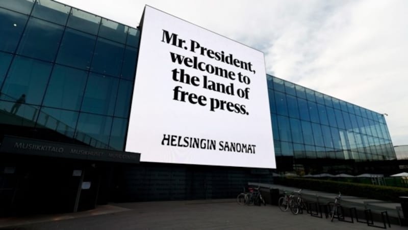 Die finnische Zeitung „Helsingin Sanomat“ hat den Gipfel für eine Kampagne in der ganzen Stadt genutzt: Hier ist etwa ein Plakat mit der Aufschrift „Mr. President, willkommen im Land der freien Presse“ zu sehen. (Bild: ASSOCIATED PRESS)