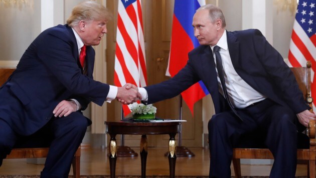 Donald Trump und Wladimir Putin im Juli 2018 in Paris (Bild: AP)