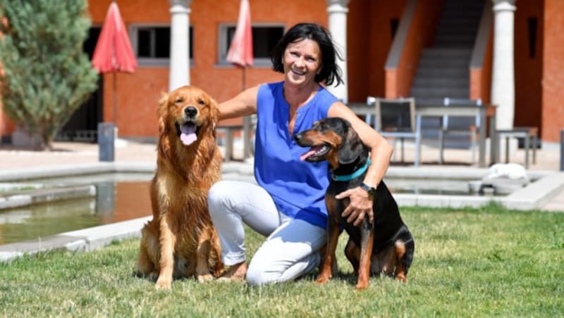 Irmgard Arnberger-Pavlik mit den Hunden Amigo und Dani. (Bild: Harald Dostal)