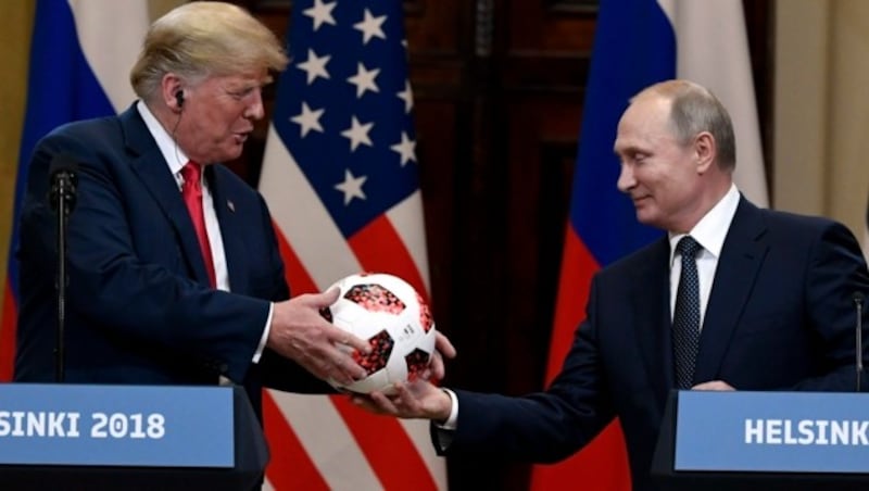 Passend zum Ende der Fußballmeisterschaft in Russland schenkte Putin Trump einen Fußball beim Treffen in Helsinki. (Bild: ASSOCIATED PRESS)