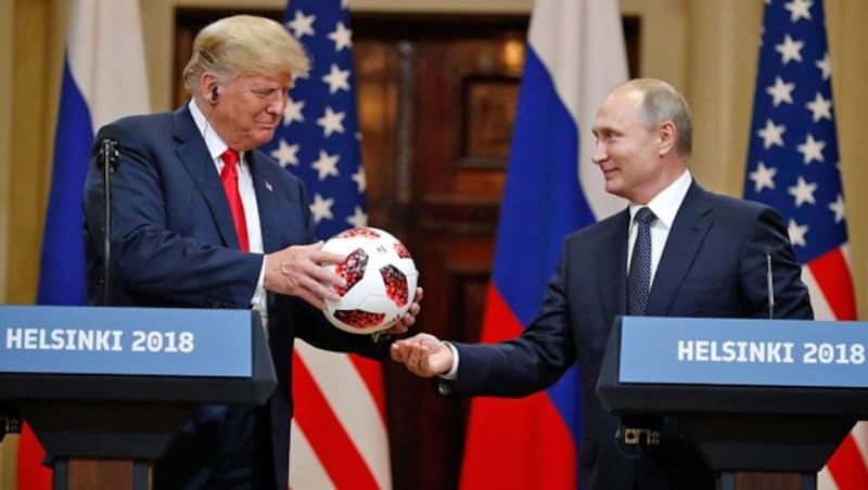 Kremlchef Wladimir Putin und US-Präsident Donald Trump in Helsinki (Bild: AP)