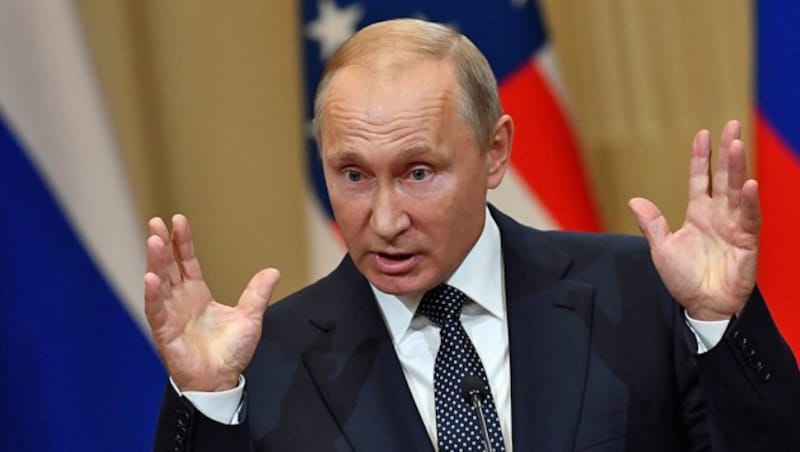 Putin beteuert, es habe keine Einflussnahme auf die US-Präsidentenwahl gegeben, und Trump glaubt ihm. (Bild: APA/AFP/YURI KADOBNOV)