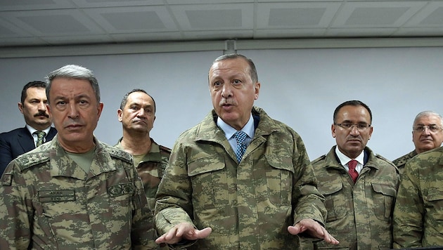 Präsident Recep Tayyip Erdogan während einer Einsatzbesprechung mit hochrangigen Militärs im Jänner 2018 (Bild: APA/AFP/TURKISH PRESIDENTIAL PRESS SERVICE)