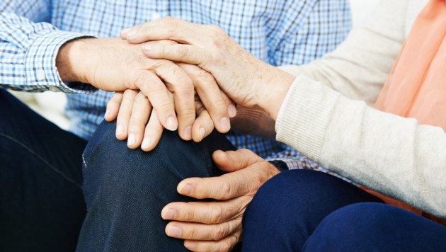 Regelmäßiger Kontakt zu anderen Menschen ist für Senioren laut Studie sehr wichtig. (Bild: Robert Kneschke/stock.adobe.com)