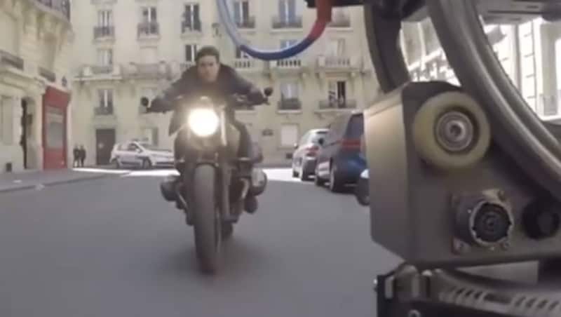 Mit dem Motorrad raste Tom Cruise durch den Verkehr. (Bild: facebook.com/cinematogr)