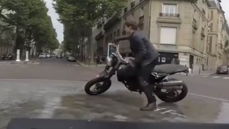 Tom Cruise beim Dreh einer Motorrad-Szene (Bild: facebook.com/cinematogr)