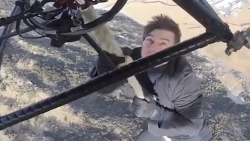 Sogar an einen fliegenden Hubschrauber hängte sich Tom Cruise beim Dreh. (Bild: facebook.com/cinematogr)