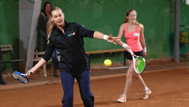 Barbara Schett nimmt sich einen Tag lang Zeit für den steirischen Tennisnachwuchs. (Bild: Marcel Pail)