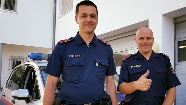 Die beiden Polizisten Erwin R. (41) und Heinz T. (40) retteten die schwer verletzte Seniorin. (Bild: Polizei OÖ)