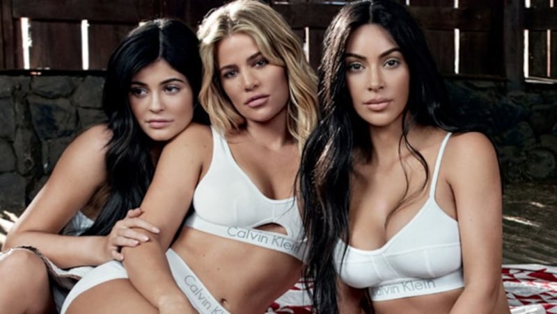 Kylie Jenner, Khloe Kardashian und Kim Kardashian werben gemeinsam für Calvin Klein. (Bild: www.PPS.at)