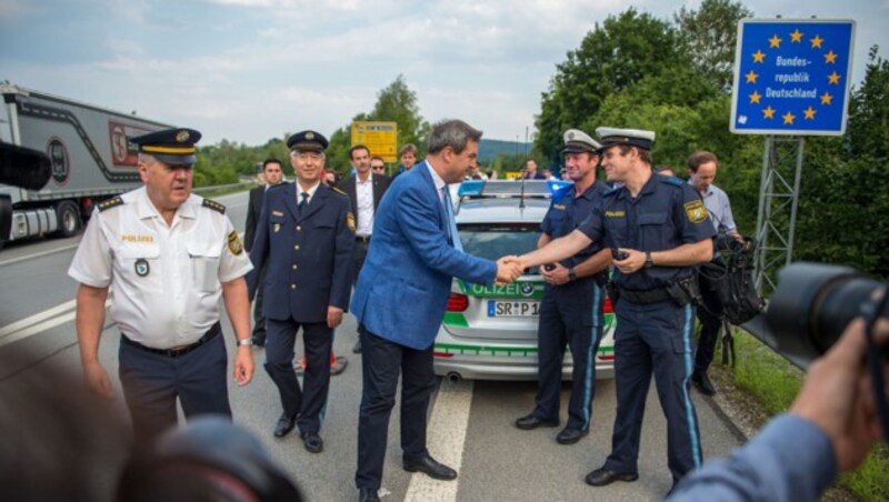 Begrüßung am Grenzübergang Kirchdorf (Bild: APA/dpa/Lino Mirgeler)