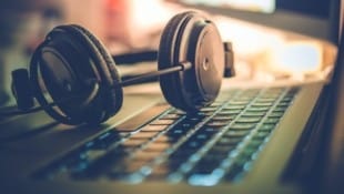 Für den Online-Audio-Monitor wurden von Ende Mai bis Mitte Juni 4000 Personen ab 15 Jahren vom Marktforschungsinstitut Ipsos online befragt. (Bild: stock.adobe.com)