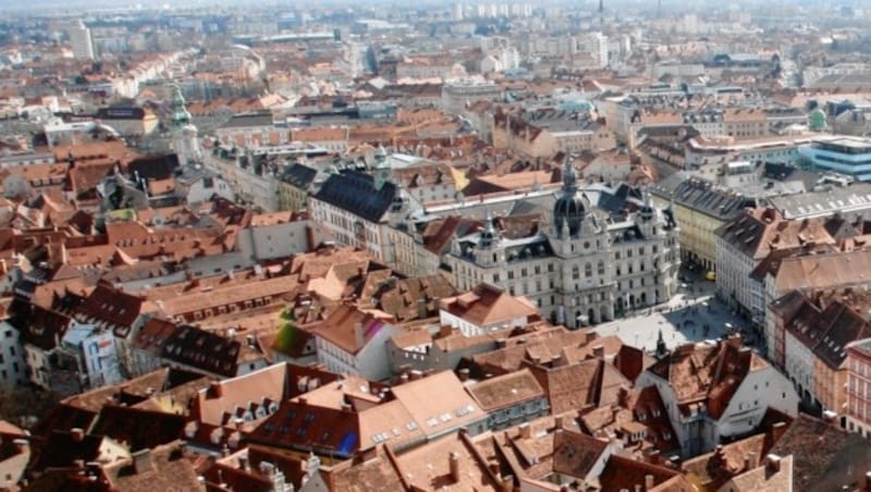 Die historische Dachlandschaft ist mit ein Grund, dass Graz zum Weltkulturerbe erklärt wurde. (Bild: KRONEN ZEITUNG)