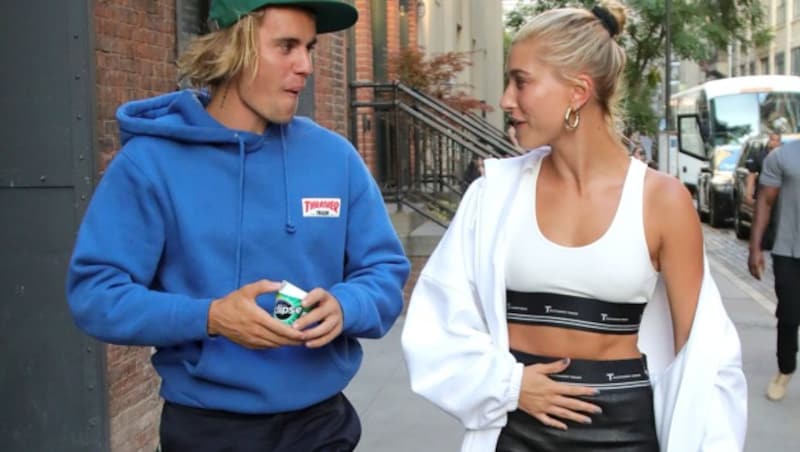 Justin Bieber und seine Verlobte Hailey Baldwin beim Spaziergang in New York (Bild: www.PPS.at)