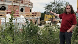 Aktivist Helmut Ferrari kämpft seit Jahren gegen den Bau des Stupas. (Bild: Charlotte Sequard-Base)