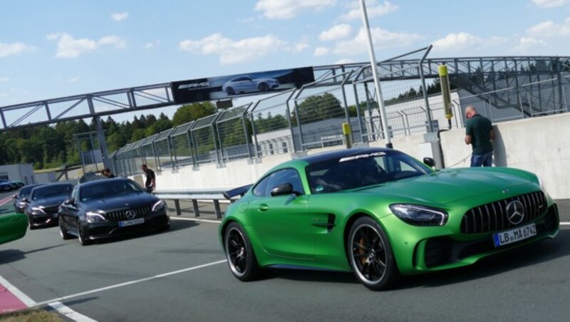 In den beiden GTR-Vorausfahrzeugen waren die GT3-Cracks Jan Seyffarth und Max Götz unterwegs und gaben Pace und Linie vor. (Bild: Stephan Schätzl)