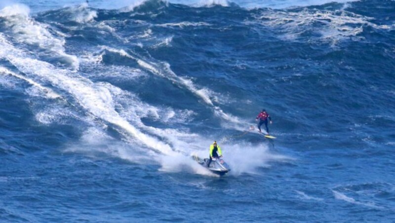 Alex Wippel und die beeindruckende Kulisse von Nazaré: In den nächsten Jahren wird der Steirer hier regelmäßig gegen die Naturgewalten ankämpfen. In der kleinen Szene der Big-Wave-Surfer sind auch Frauen; speziell Brasilianerinnen gehören zu den weltbesten. (Bild: MIGUEL CHABY)