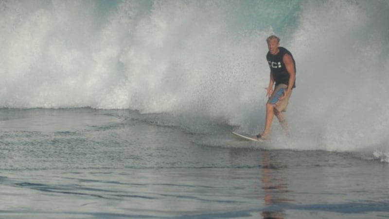 Alex Wippel und die Faszination der Wellen, die weltweit 23 Millionen Menschen auf die Surfbretter lockt. (Bild: Alex Jowet)