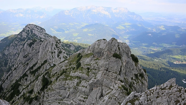 Eine 49-jährige deutsche Urlauberin ist vom Mannlgrat zwischen Göllleiten und Kehlstein-Gipfel rund 200 Meter tief nach Nordosten in Richtung Ofner Kirche am Hohen Göll tödlich abgestürzt. (Bild: BRK/Markus Leitner)