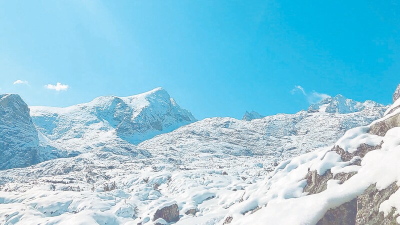 Schneebedecktes Gelände im Bereich der Simonyhütte (Bild: Bergrettung)