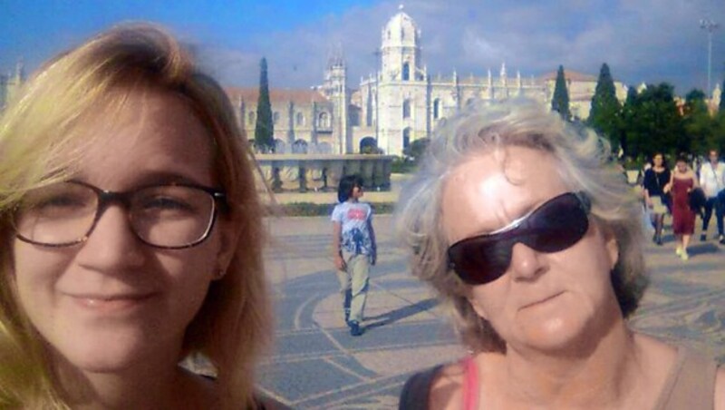 Jenni mit ihrer Mutter im Portugal-Urlaub vor einem Jahr (Bild: Martina Prewein)
