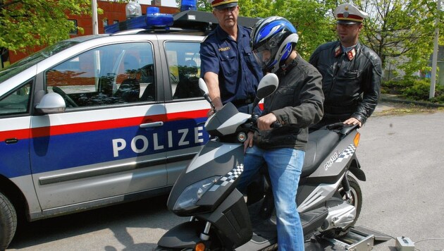 Mopedkontrolle der Polizei (Symbolbild) (Bild: KRONEN ZEITUNG)