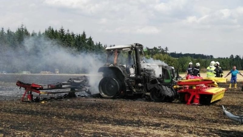 Der Traktor und eines der beiden Mähwerke brannten völlig aus. (Bild: FF Weitersfeld)