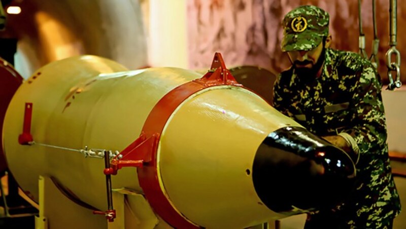 Ein iranischer Revolutionsgardist mit einer Rakete. Diese Aufnahme aus dem Jahr 2016 ist in einem Tunnel an einem unbekannten Ort entstanden. (Bild: AFP)