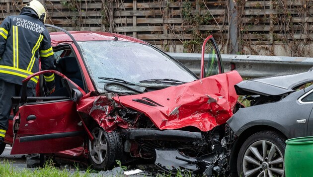 Ein Todesopfer und drei Verletzte forderte dieser Verkehrsunfall Sonntagmittag in Gmunden. (Bild: FOTOKERSCHI.AT/KERSCHBAUMMAYR)