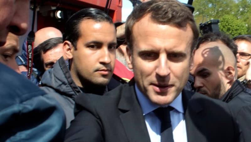 Alexandre Benalla und Frankreichs Präsident Emmanuel Macron (Bild: AP)