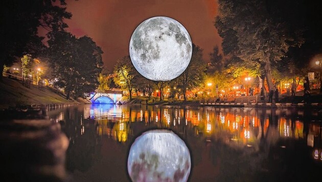 Der künstliche Mond wird am Freitag über dem Teich des Schlosses Bruck aufgehen. (Bild: Olala Lienz)