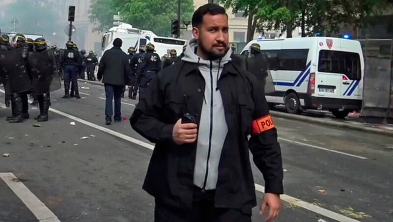 Alexandre Benalla mit Polizei-Armbinde während der Ausschreitungen am Tag der Arbeit (Bild: AP)