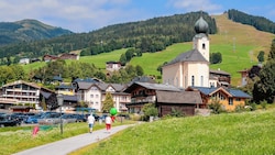 Am Mittwoch kollidierte eine E-Bike-Fahrerin in Saalbach (Bild) mit einer Landwirtschaftsmaschine und starb später im Krankenhaus. (Bild: EXPA Pictures. Alle Rechte vorbehalten. // EXPA Pictures. All rigths reserved.)