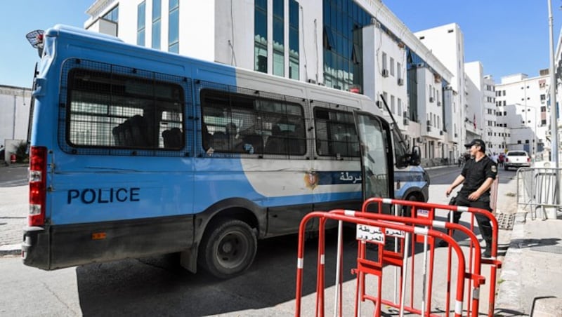 Ein Gefangenentransporter vor dem Gerichtsgebäude von Tunis (Bild: AFP)