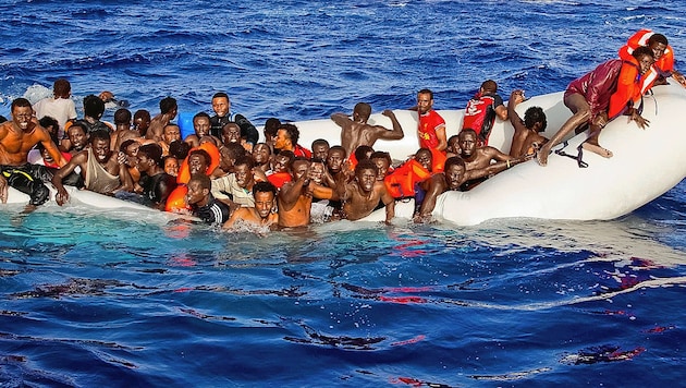 Bootsflüchtlinge im Mittelmeer (Bild: AP)