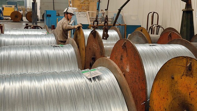 Stahlarbeiter bei der Vorbereitung von Stahlkabelrollen in Nantong in der östlichen chinesischen Provinz Jiangsu (Bild: APA/AFP)