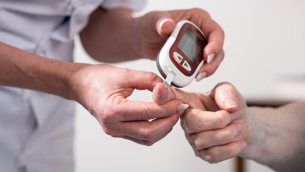 A carer did not carry out blood glucose measurements on a pensioner with diabetes (symbolic image). (Bild: thodonal/stock.adobe.com)