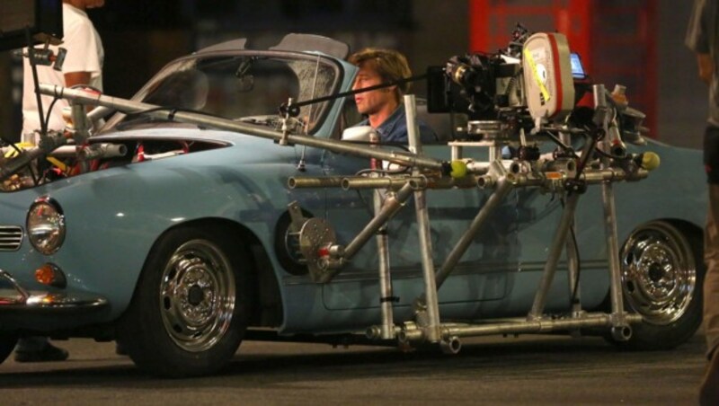 Brad Pitt dreht eine Autoszene am Set des Films „Once Upon a Time in Hollywood“ (Bild: www.PPS.at)