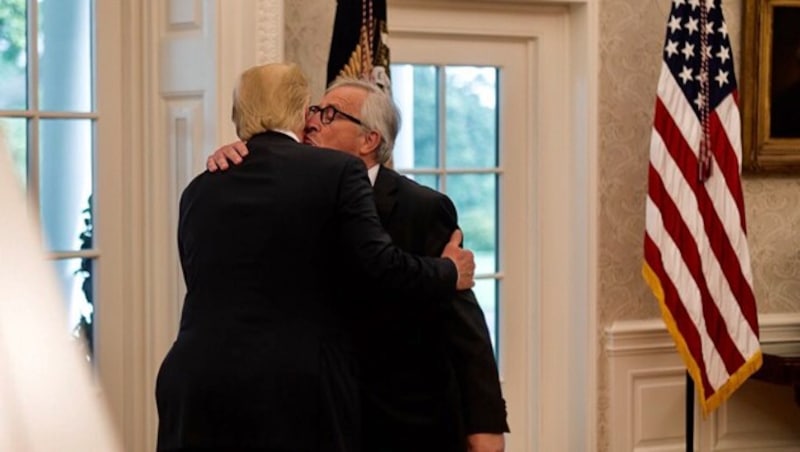 Auf Twitter postete US-Präsident Donald Trump dieses Küsschenfoto. Es soll die „Liebe zwischen Europa und den USA“ verdeutlichen. (Bild: twitter.com)