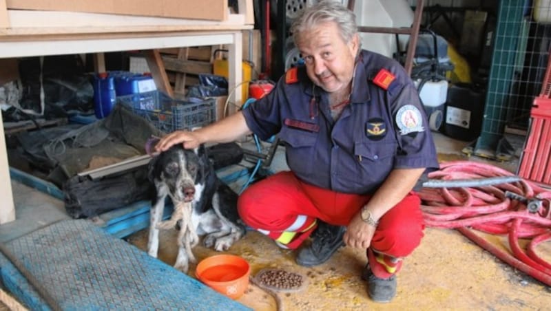 Feuerwehrmann Joannhi Lamatonos mit seinem Hund, der knapp überlebt hat (Bild: Schiel Andreas)