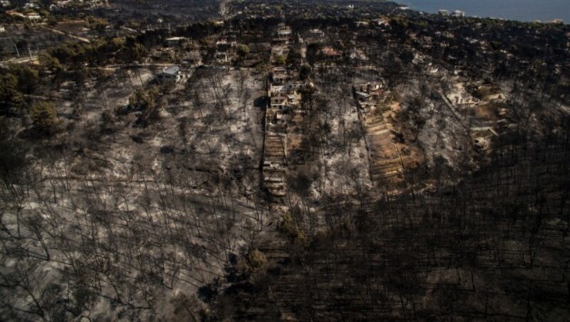 Blick von oben auf das kleine Ferienparadies von Mati, das nun eine Aschehölle ist (Bild: AFP)